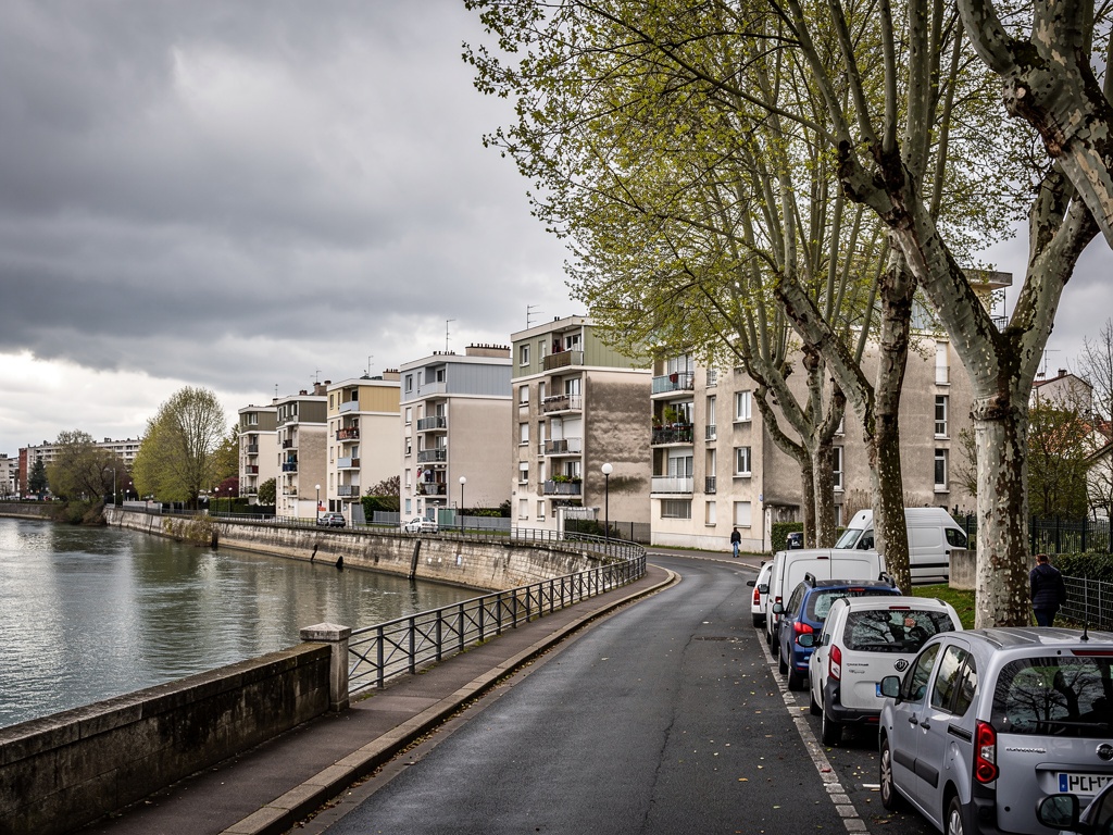 Vue du tissu urbain de Bonneuil-sur-Marne (94380) en Val-de-Marne — constructions pavillonnaires et immeubles soumis aux règles du PLU communal