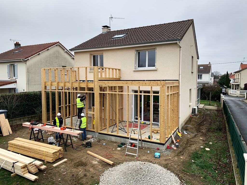 Chantier d'extension en ossature bois d'une maison individuelle en Île-de-France — structure bois avant pose de couverture