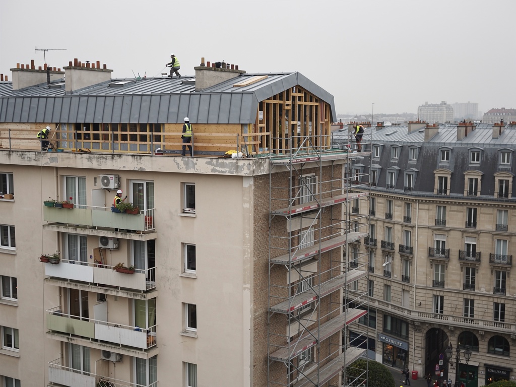 Chantier de surélévation d'un immeuble en banlieue parisienne — ajout d'étage pour créer des logements supplémentaires sans empiéter sur le terrain