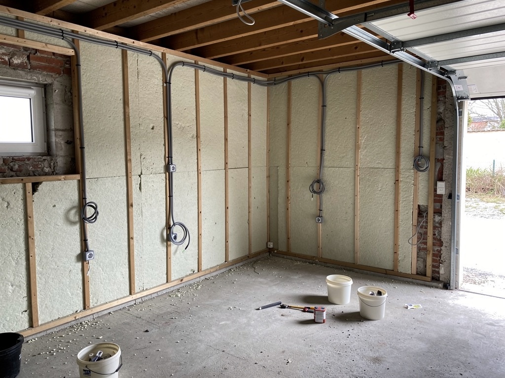 Chantier de transformation d'un garage en pièce de vie habitable — aménagement intérieur, isolation et création d'ouvertures