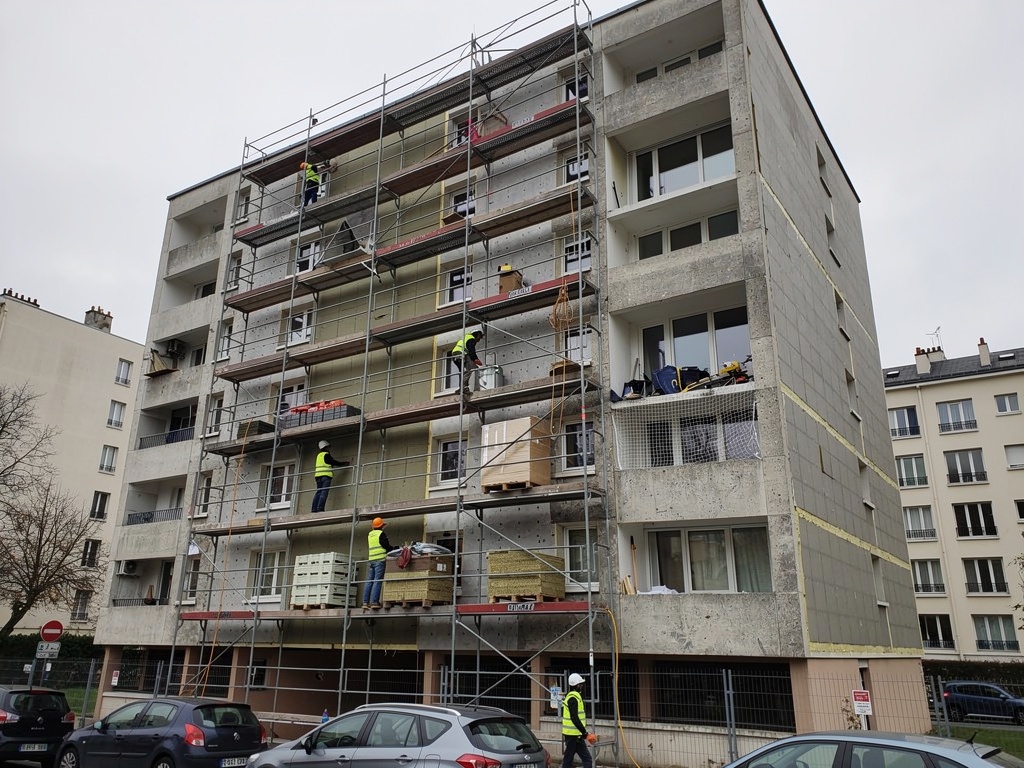 Chantier d'isolation thermique par l'extérieur (ITE) d'une copropriété en Île-de-France — pose de panneaux isolants avant finition de façade