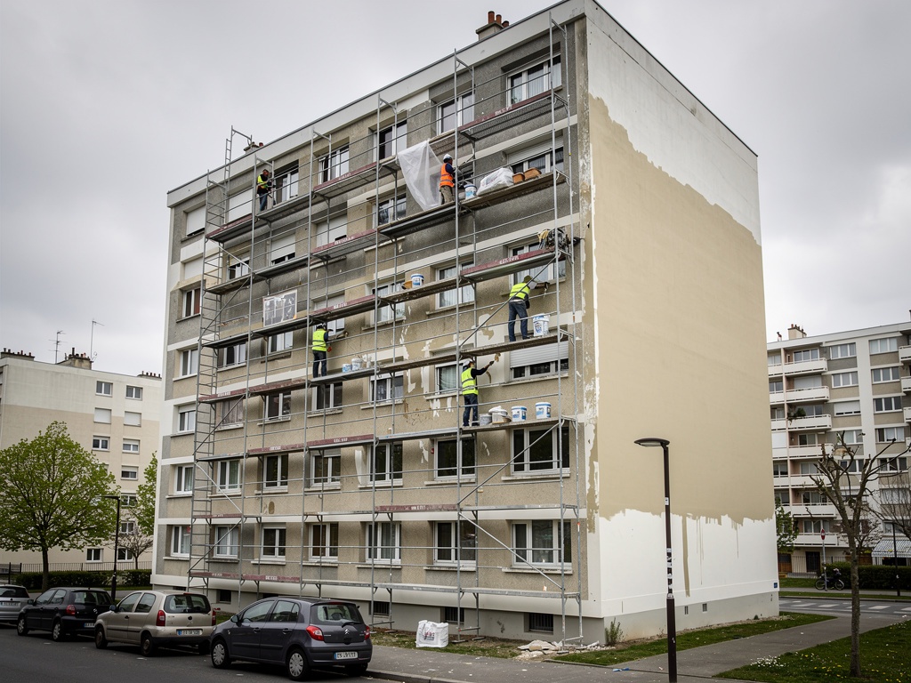 Chantier de ravalement de façade d'un immeuble en copropriété en Val-de-Marne (94) — échafaudage et nettoyage de façade en cours