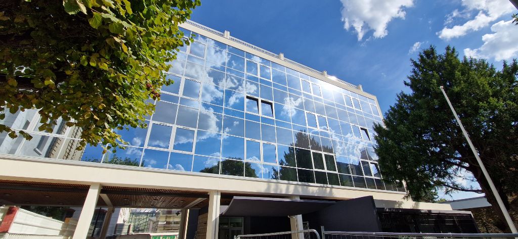 Façade de la Mairie de Brunoy (91) après remplacement complet des menuiseries par un mur-rideau vitrage sans tain — rénovation thermique 1 300 m²