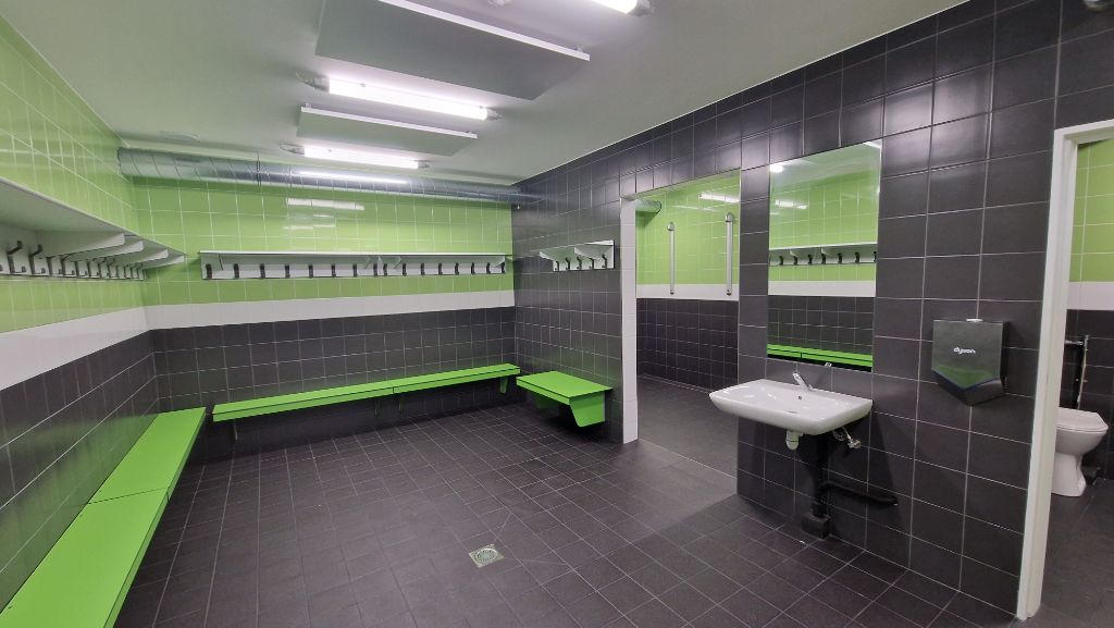 Intérieur des vestiaires neufs du Stade Jean Rolland à Franconville (95) — équipement sportif municipal, 510 m², livré 2023